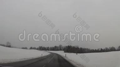 车载仪表板摄像头，高速公路上下雪